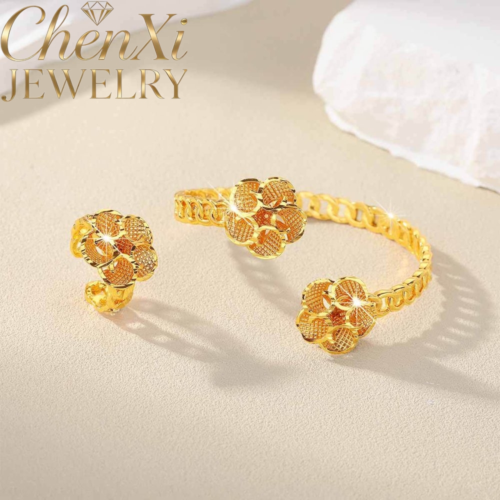 Coordinates Bracelet - Sandgold-Blumen-Armreif und Ring-Set: Expertenmäßig abgestimmte Verzierungen,
